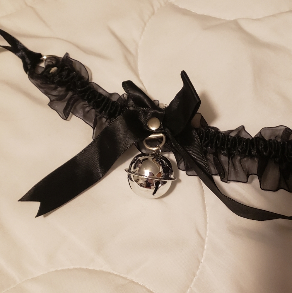Bell lace choker
